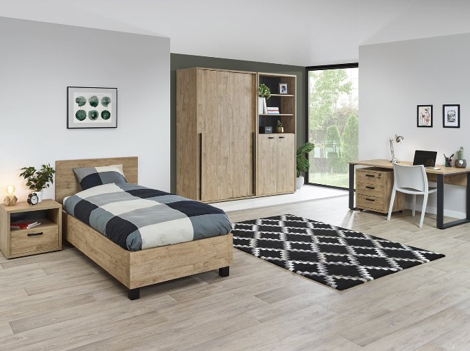 Grande salle de vie découpée en sous-zones par du mobilier bas