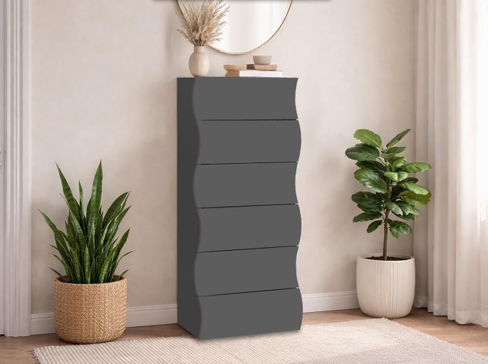 Colonne haute et étroite à tiroirs dans une chambre de petite surface