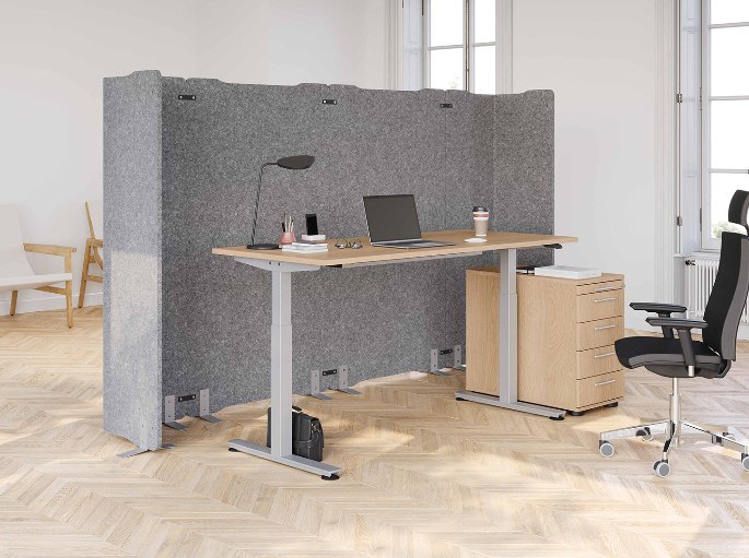 Poste de travail individuel isolé par un écran en feutre gris dans un plateau partagé