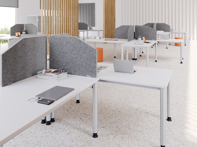 Open space en base neutre avec parois grises et mur en tasseaux de bois clair