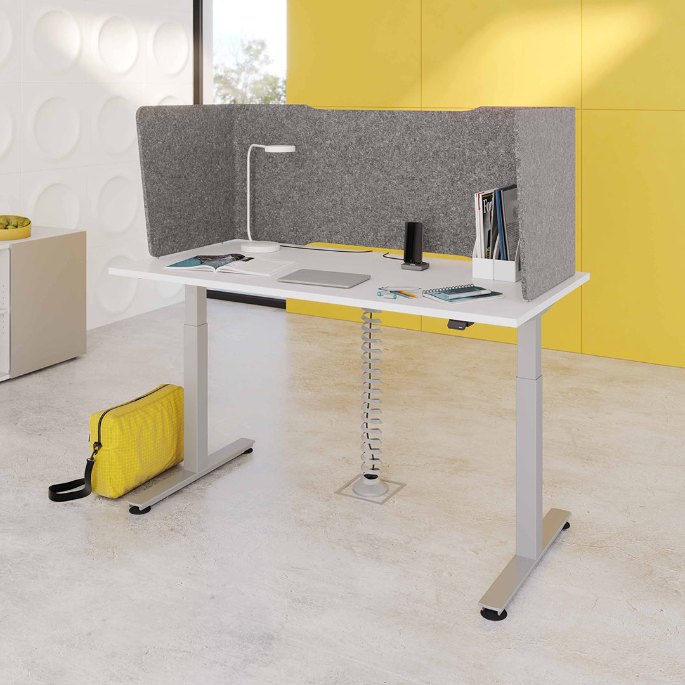 Panneau acoustique pliable posé entre deux zones de repas