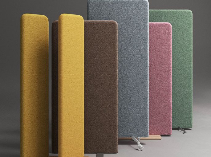 Panneaux colorés jaune, vert et rose alignés pour rythmer un espace de travail
