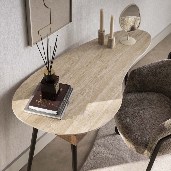 Surface en céramique effet pierre avec quelques flacons et un petit miroir posés