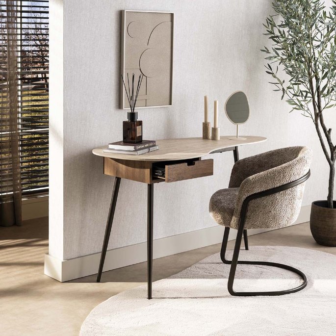 Table de beauté au dessus clair accompagnée d'une chaise enveloppante