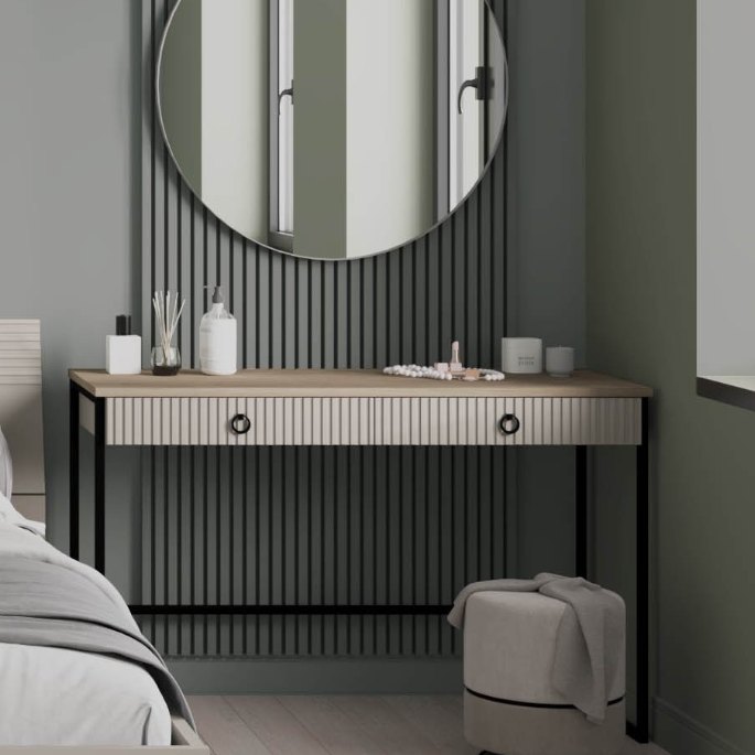Petite table de maquillage à deux tiroirs fins sous un grand miroir rond