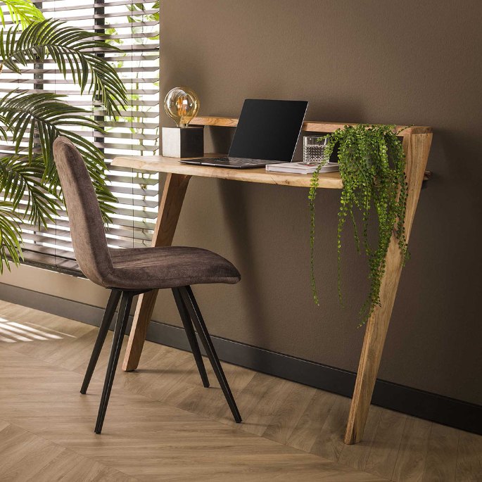 Meuble de maquillage mural en bois massif clair avec chaise tapissée et plante verte