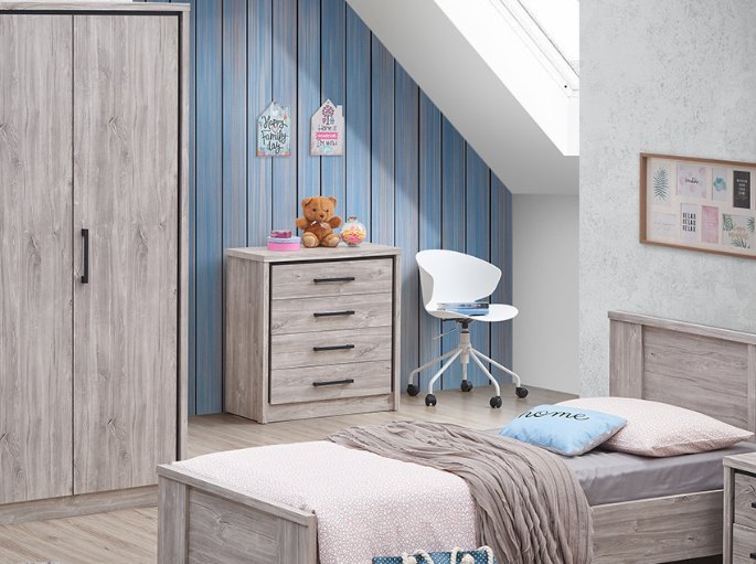 Petit meuble à quatre tiroirs sous une soupente avec objets décoratifs posés