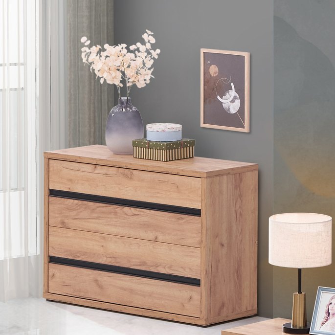 Petite commode en bois à trois tiroirs, dessus dégagé avec un vase et un plateau