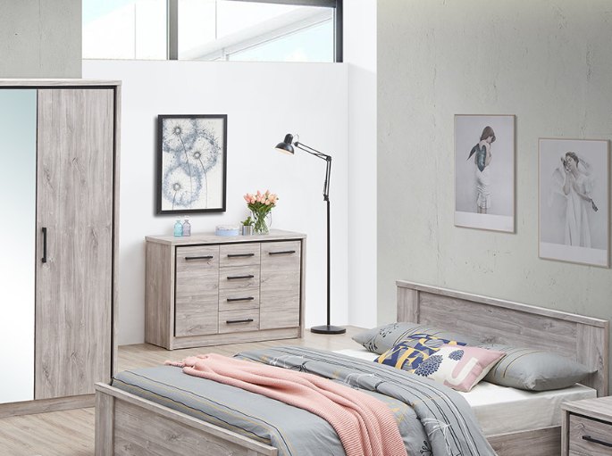 Plateau de rangement en bois gris surmonté d'une petite plante et d'un cadre dans une chambre claire