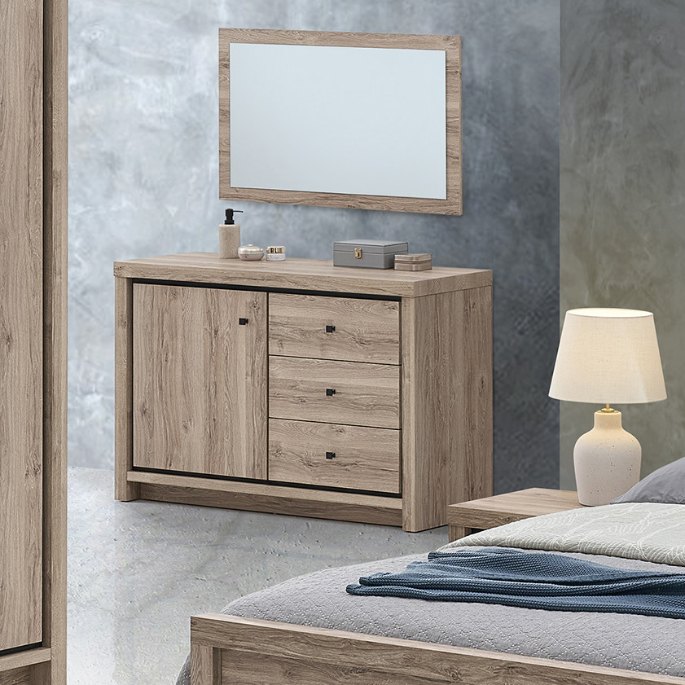 Meuble bas en bois clair surmonté d'un miroir mural, utilisé comme coin beauté debout