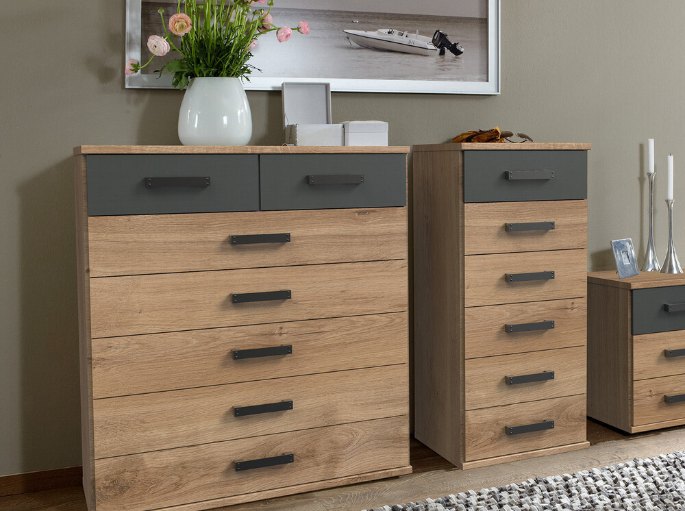 Dessus de meuble à tiroirs en bois décoré d'un vase de fleurs et d'un cadre posé