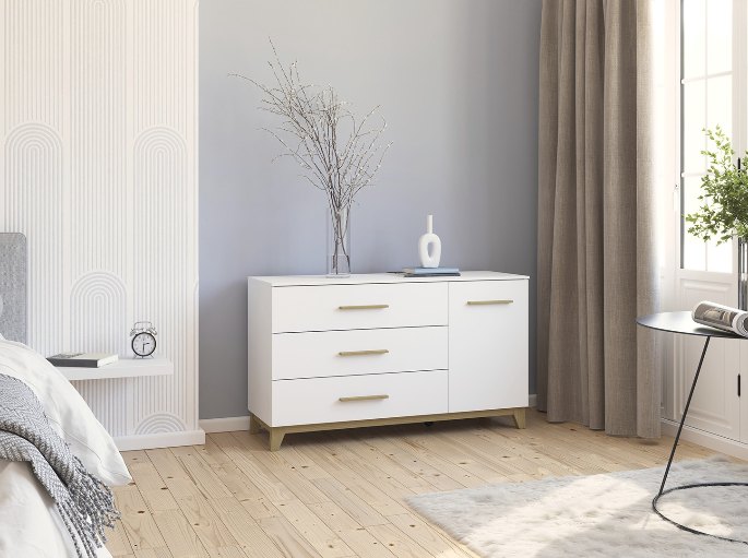 Rangement à tiroirs blanc et bois clair posé au pied du lit