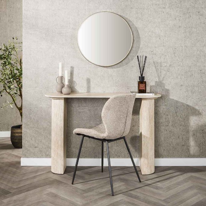 Meuble d'appoint effet pierre claire sous un grand miroir rond