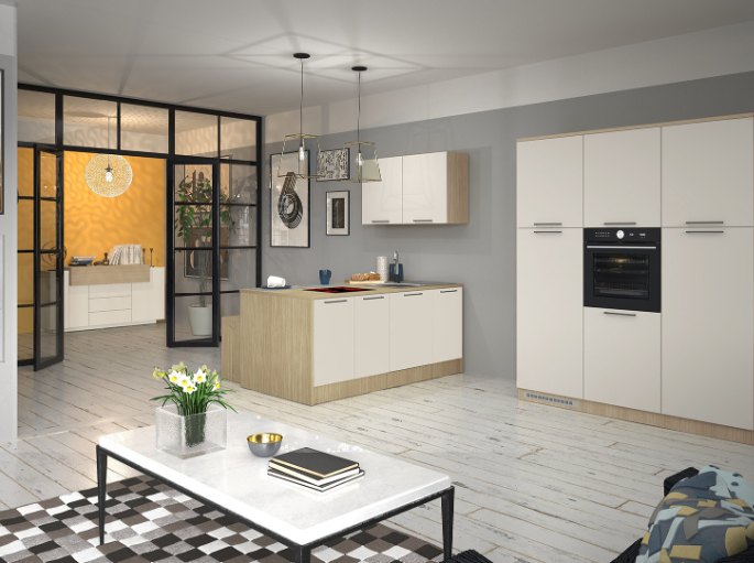 Grande pièce à vivre avec coin cuisine beige et bois clair, ouvert sur le salon