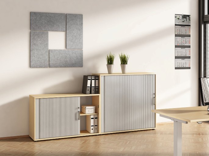 Rangement bas et panneaux muraux gris clair dans une pièce très lumineuse