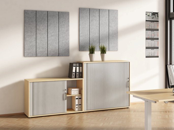 Habillage mural en feutre gris posé au-dessus d'un meuble de rangement dans un bureau lumineux