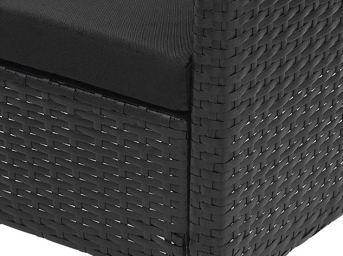 Gros plan sur le tressage synthétique noir d'une assise d'extérieur