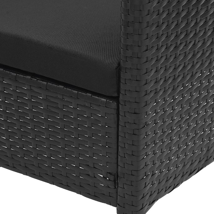 Détail du tressage synthétique sur l’angle d’un fauteuil d’extérieur