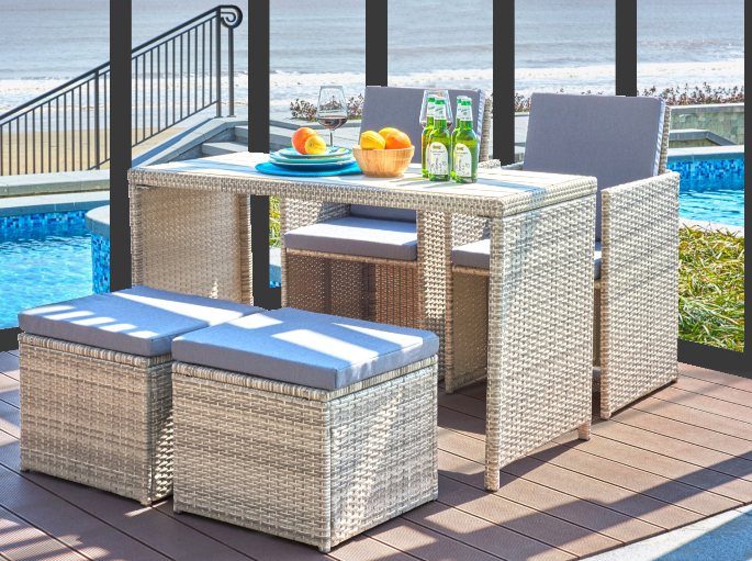 Mobilier d'extérieur en fibre tressée claire installé au bord d'un bassin