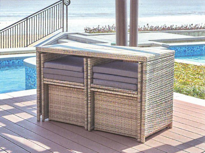 Petite terrasse abritée meublée en fibres tressées face à la mer
