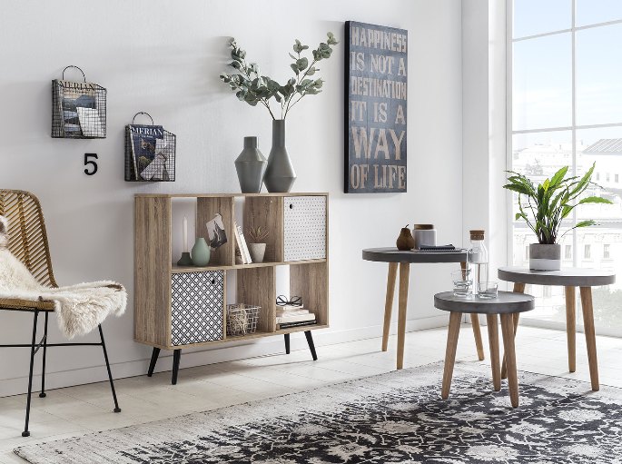 Coin bureau nordique avec &eacute;tag&egrave;re ouverte en bois clair et chaise tress&eacute;e
