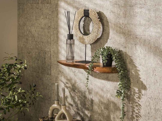 Étagère en acacia massif fixée sur un mur clair avec un vase et une plante retombante