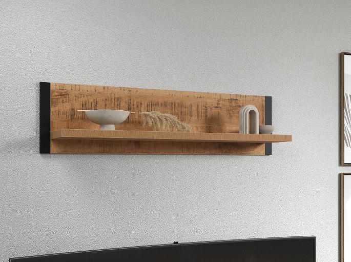 Longue tablette en bois brut sur un mur clair au-dessus d'un meuble bas