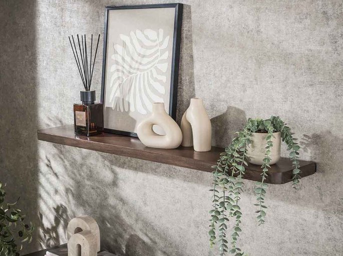 Tablette en acacia brun de 120 cm posée sur un grand mur en béton clair
