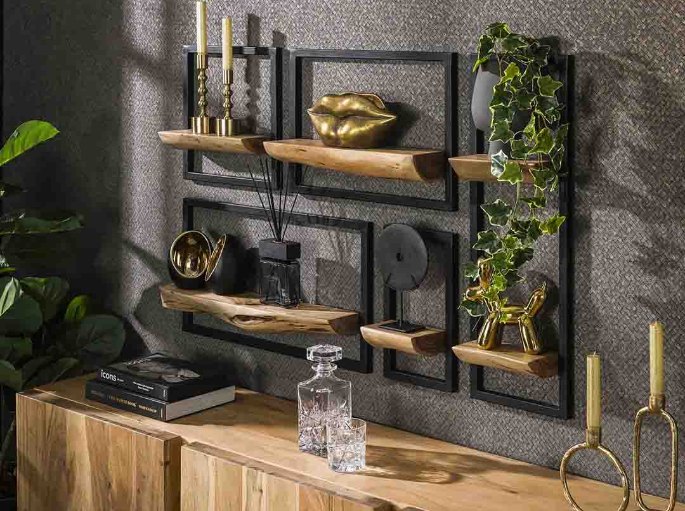 Composition de cinq tablettes en acacia et cadres métalliques noirs sur un mur gris