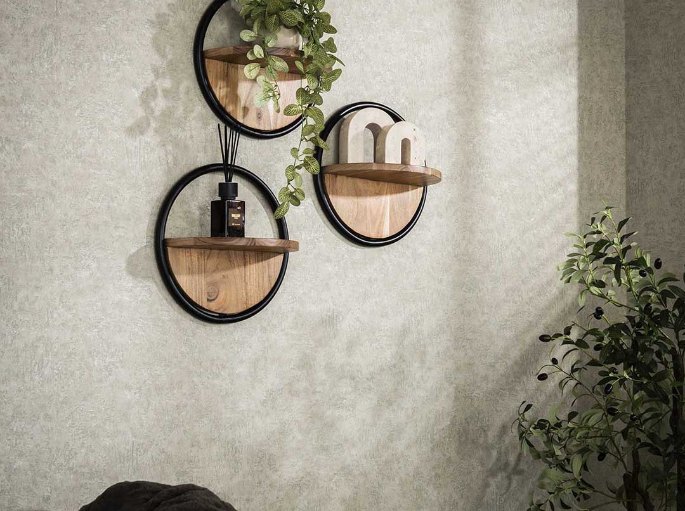 Étagères murales rondes en acacia et métal noir accrochées au-dessus d'une assise