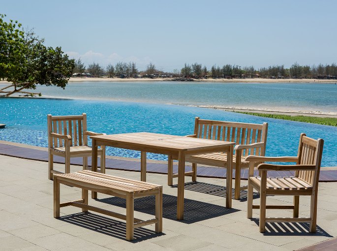Coin détente en bois exotique installé au bord d’une piscine