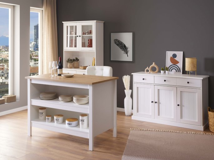 Meuble central blanc à plateau bois et étagères ouvertes, devant un buffet assorti