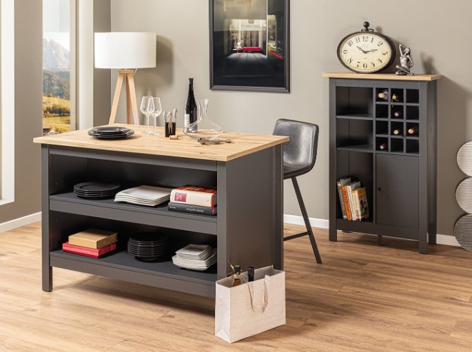 Meuble central gris foncé à étagères ouvertes et plateau chêne, avec tabouret, dans un séjour au parquet clair