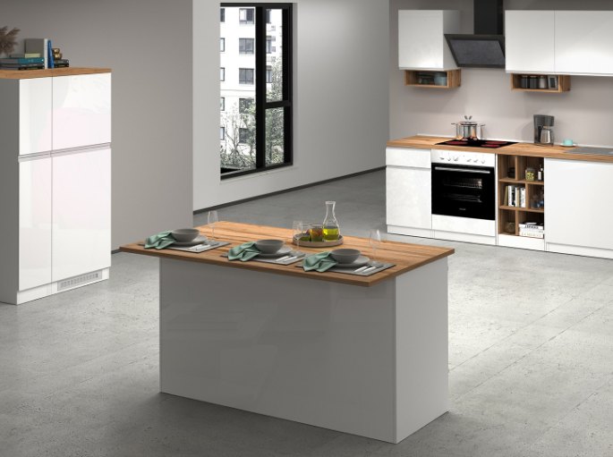 Meuble blanc laqué à plateau bois devant une cuisine blanche et bois avec hotte murale noire
