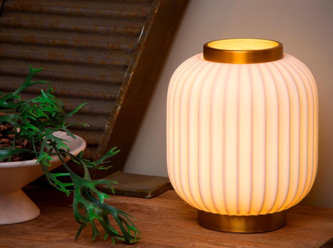 Globe plissé blanc allumé sur une marche en bois, pour une lumière d'appoint douce
