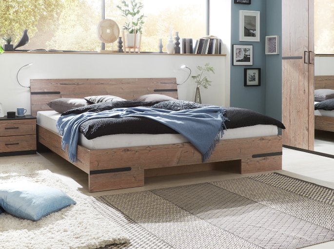 Literie dont la couette retombe souplement sur les côtés du sommier