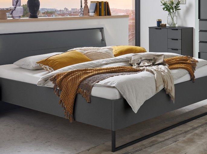 Couchage double aux lignes basses avec tête de lit intégrée