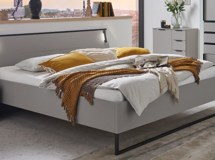 Vue d'ensemble d'un couchage de 160 cm et de ses tables de chevet