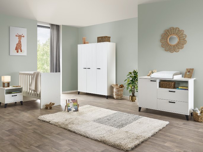 Couchage évolutif en bois clair installé le long du mur
