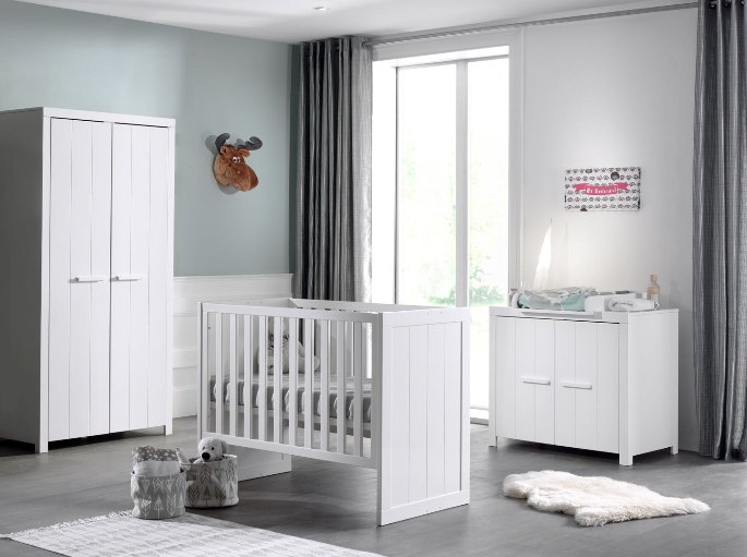 Couchage à barreaux blanc dans une chambre d'enfant lumineuse