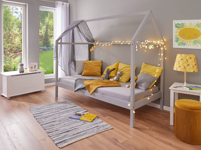 Ossature en pin gris à toit ouvert au-dessus d'un couchage une place