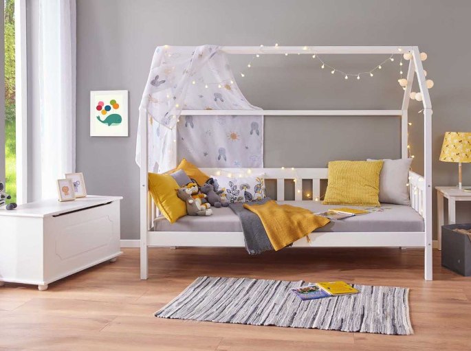 Vue d'une pièce d'enfant équipée d'un couchage bas de 90 x 190 cm