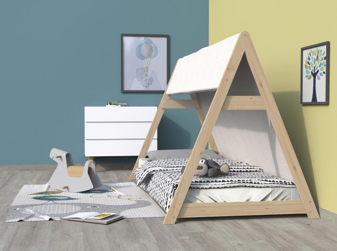 Matelas de 90 cm de large abrité sous une structure triangulaire en pin