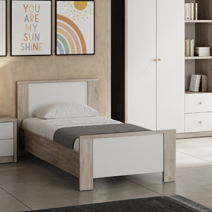 Chambre de petit enfant avec lit simple en bois clair et linge de lit gris