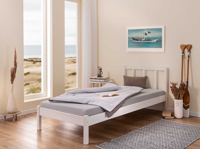 Format 90 x 190 cm dans une pièce claire au mobilier laqué blanc