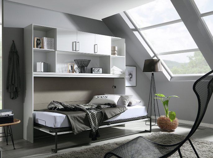 Rangement mural sous rampant avec couchage ouvert et niches ouvertes au-dessus