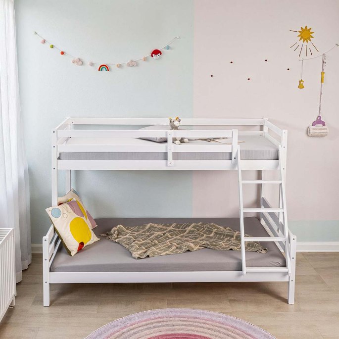 Couchage à deux niveaux installé dans une chambre partagée par deux enfants
