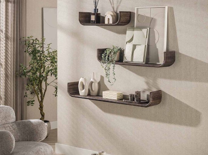 Trois tablettes en teck massif recyclé disposées en escalier sur un mur d'entrée