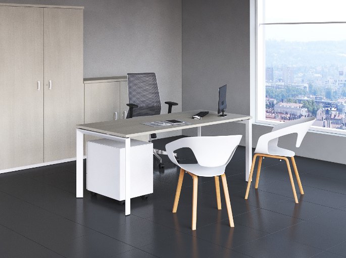 Espace de réunion clair avec table blanche et sièges empilables autour