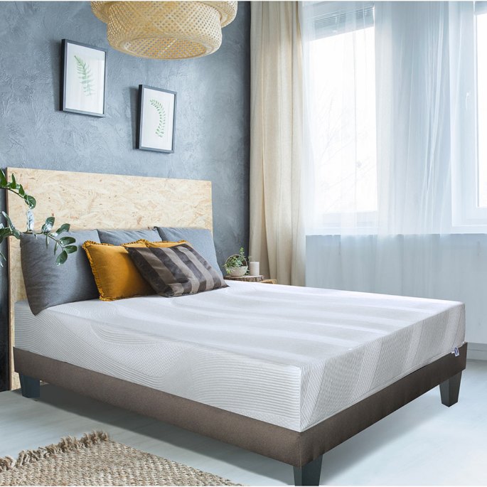 Couchage à mémoire de forme installé dans une chambre claire aux murs gris